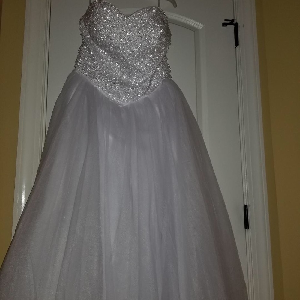 Wedding dress size 16. New. Never worn.